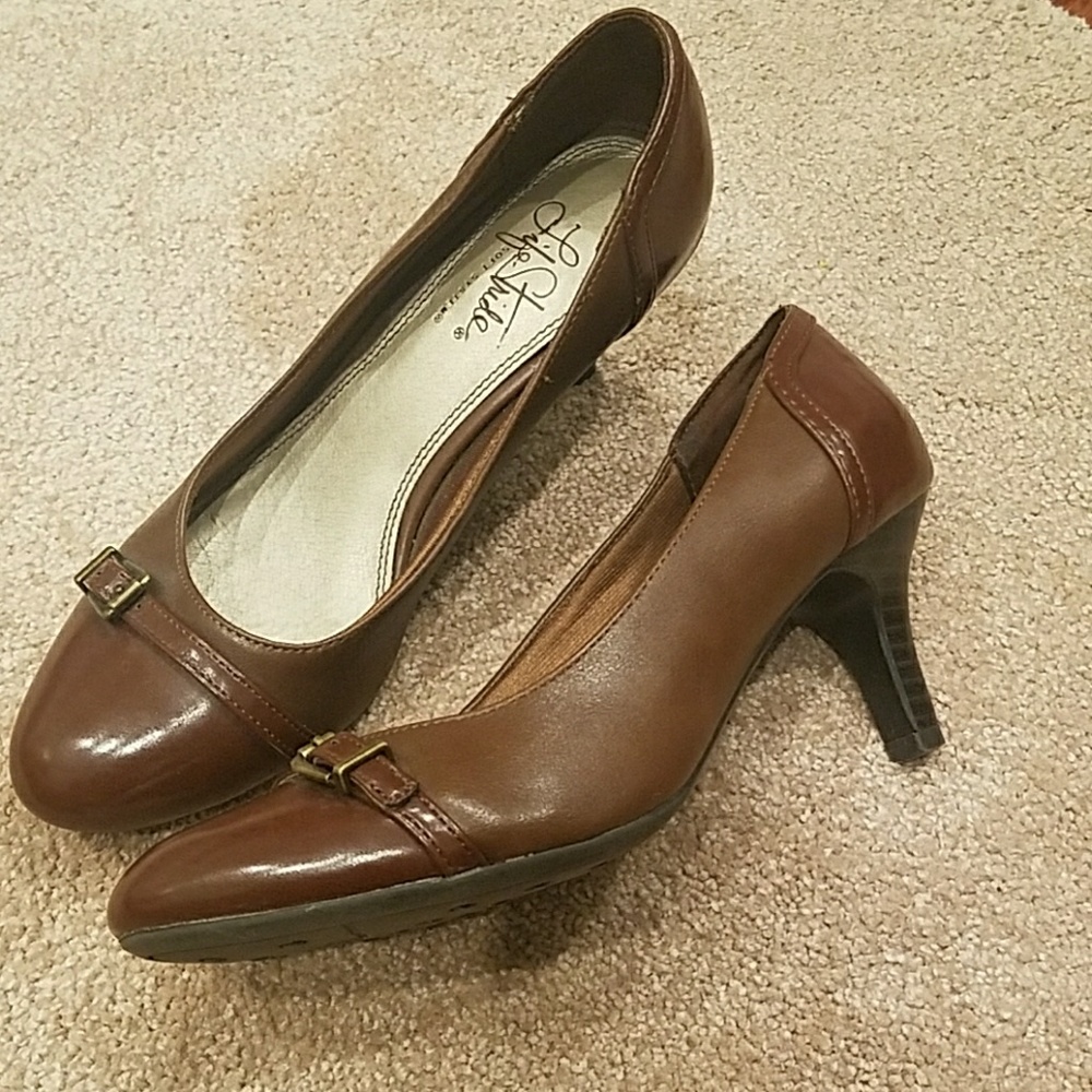 Life Stride brown heels size 7